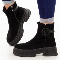 Czarne skórzane botki damskie T.Sokolski 519. Czarne botki damskie Sokolski, na jesień, z polaru, biznesowe, z okrągłym noskiem, bez obcasa, na płaskiej podeszwie, bez zapięcia. W wyprzedaży za 331.17 zł.