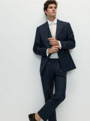 Marynarka slim fit z dodatkiem wełny - granatowy. Niebieskie marynarki męskie Reserved, bez wzorów, z tkaniny. W wyprzedaży za 279.99 zł.