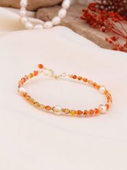 Pierres de Jade Pozłacana bransoletka z perłami i kryształami rozmiar: onesize. Białe bransoletki damskie Pierres de Jade, pozłacane. Za 43.99 zł.