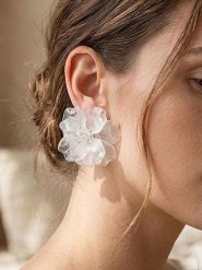 Atelier MIU Kolczyki-wkrętki rozmiar: onesize. Białe kolczyki damskie atelier MIU, sztuczne. Za 49.30 zł.