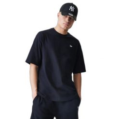 Oversized T-shirt New Era Essentials. Czarne t-shirty męskie New Era, m, bez wzorów, z bawełny, bez kołnierzyka. Za 220.50 zł.