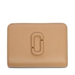 Portfel Marc Jacobs. Brązowe portfele damskie MARC JACOBS, bez wzorów. Za 639.99 zł.