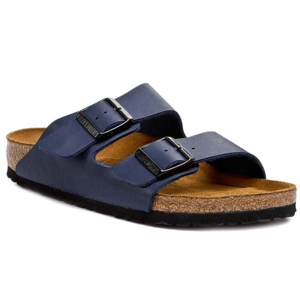 Klapki Birkenstock. Niebieskie klapki damskie Birkenstock, bez wzorów, bez obcasa. Za 322.99 zł.