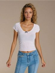 Koszulka w kropki z ozdobną kokardką - biały. Białe t-shirty damskie Sinsay, l, bez wzorów, bez kołnierzyka. Za 19.99 zł.