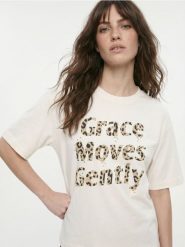 Bawełniana koszulka z napisem i cyrkoniami - kremowy. Białe t-shirty damskie Sinsay, l, bez wzorów, z bawełny, bez kołnierzyka. Za 25.99 zł.