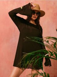 Dzianinowa sukienka plażowa z szerokim rękawem - brązowy. Brązowe sukienki damskie Sinsay, na plażę, l, bez wzorów, z dzianiny, bez kołnierzyka, bez ramiączek. Za 39.99 zł.