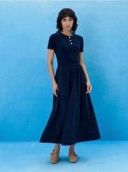 Klasyczna sukienka midi z kieszeniami - granatowy. Niebieskie sukienki damskie Sinsay, l, bez wzorów, klasyczne, bez kołnierzyka, bez ramiączek, midi. Za 59.99 zł.