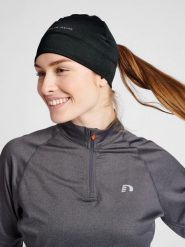 Czapka Newline Core. Czarne czapki męskie Newline, bez wzorów, z dzianiny, sportowe. Za 121.00 zł.