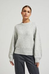 Sweter ozdobiony błyszczącą nitką szary. Szare swetry klasyczne damskie MOODO, l, z elastanu, bez kołnierzyka. W wyprzedaży za 63.99 zł.