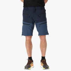 Szorty turystyczne męskie Swedemount Lofoten Stretch Shorts szybkoschnące. Niebieskie szorty męskie SWEDEMOUNT, bez wzorów, z tkaniny, sportowe. Za 329.99 zł.