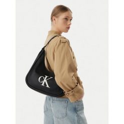 Torebka Calvin Klein. Czarne torebki klasyczne damskie CALVIN KLEIN, bez wzorów, bez dodatków. Za 529.99 zł.