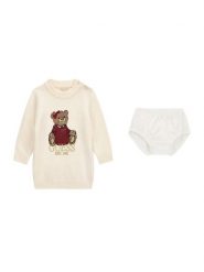 Guess Sukienka dzianinowa A6BK06 Z1316 Kremowy Regular Fit. Białe sukienki dziewczęce Guess, z aplikacjami, z dzianiny, bez ramiączek. Za 214.99 zł.