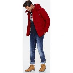 KURTKA MĘSKA ZIMOWA Z PRZESZYCIAMI. Czerwone kurtki męskie TOP SECRET, na lato, l, bez wzorów, eleganckie. W wyprzedaży za 99.99 zł.