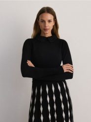 Sweter z ozdobnym kołnierzem - czarny. Czarne swetry klasyczne damskie Reserved, l, z dzianiny, bez kołnierzyka. W wyprzedaży za 79.99 zł.