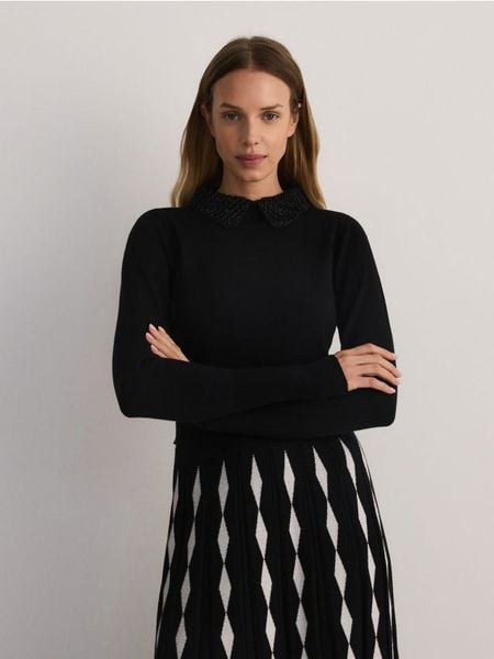 Sweter z ozdobnym kołnierzem - czarny. Czarne swetry klasyczne damskie Reserved, l, z dzianiny, bez kołnierzyka. W wyprzedaży za 79.99 zł.