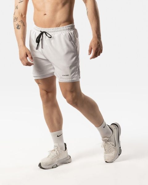 Męskie szorty sportowe 2 w 1 z wewnętrzną warstwą i kieszenią – biały. Białe szorty męskie AESTHETIC WOLF, bez wzorów, z elastanu, sportowe. Za 299.99 zł.