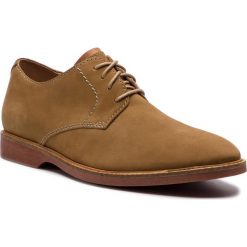 Półbuty CLARKS - Attlcus Lace 261361577 Sand Nubuck. Brązowe półbuty damskie Clarks, z materiału, bez zapięcia. W wyprzedaży za 229.00 zł.