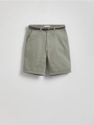 Szorty chino z paskiem - jasnozielony. Zielone szorty damskie Reserved, bez wzorów, z bawełny. Za 79.99 zł.