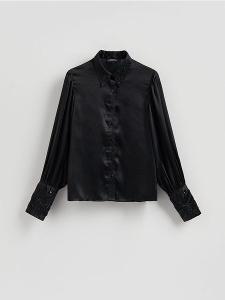 Koszula z ozdobnym kołnierzem - czarny. Czarne koszule damskie Reserved, l, bez wzorów, z satyny, bez kołnierzyka, bez ramiączek. W wyprzedaży za 99.99 zł.