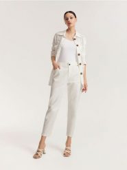 Spodnie baggy - biały. Białe spodnie materiałowe damskie Reserved, bez wzorów, z bawełny. W wyprzedaży za 29.99 zł.