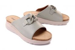 JOSEF SEIBEL 73407 511 635 Celine 07 salvia, klapki damskie. Zielone klapki damskie Josef Seibel, bez wzorów, ze skóry, bez obcasa. Za 389.90 zł.