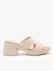 Kremowe klapki na obcasie z masywnym spodem. Brązowe klapki damskie Ryłko, bez wzorów, ze skóry, bez obcasa, na obcasie. Za 279.99 zł.