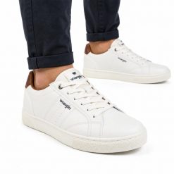 Buty męskie sportowe do chodzenia Wrangler RITCHY MEN LOW. Białe buty sportowe na co dzień męskie Wrangler, z jeansu, bez zapięcia, trekkingowe. Za 229.00 zł.