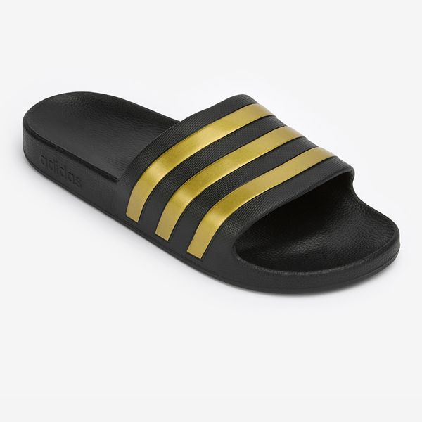 Klapki basenowe ADIDAS Adilette Aqua. Czarne klapki damskie Adidas, bez wzorów, z materiału, bez obcasa. Za 109.99 zł.