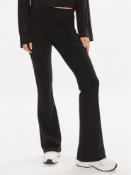 Gina Tricot Spodnie materiałowe 21671 Czarny Flare Fit. Czarne spodnie materiałowe damskie Gina Tricot, bez wzorów, z bawełny. Za 129.99 zł.