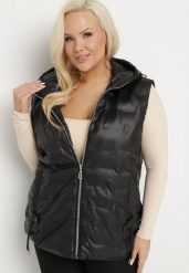 Czarna Pikowana Kamizelka z Kapturem i Ściągaczem w Talii Evelbia. Czarne kamizelki damskie Born2be, plus size, z jeansu. Za 179.99 zł.