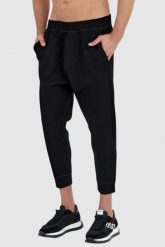 DSQUARED2 Czarne spodnie ibra black on black. Czarne spodnie dresowe męskie Dsquared2, bez wzorów, z dresówki. W wyprzedaży za 999.99 zł.