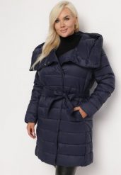 Granatowa Pikowana Kurtka z Nieodpinanym Kapturem i Paskiem Elliota. Niebieskie kurtki damskie Born2be, xl, bez wzorów. Za 309.99 zł.