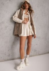 Brązowa Długa Kamizelka Pikowana z Nieodpinanym Kapturem Ozdobiona Naszywką Kasseda. Brązowe kamizelki damskie Renee, l, z jeansu, długie. Za 139.99 zł.