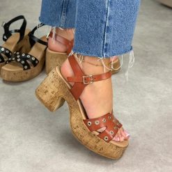 Brązowe skórzane sandały damskie na platformie Porronet 3178. Brązowe sandały damskie PORRONET, bez wzorów, z jeansu, bez obcasa, na platformie. Za 349.00 zł.