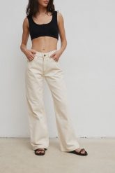 Spodnie jeansowe z szerokimi nogawkami w kolorze LIGHT BEIGE - MANHATTAN. Brązowe spodnie materiałowe damskie Marsala, z aplikacjami, z denimu, casualowe. Za 459.90 zł.