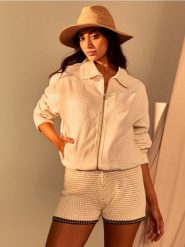 Swetrowe ażurowe szorty z wiązaniem - kremowy. Białe szorty damskie Sinsay, w ażurowe wzory. Za 39.99 zł.