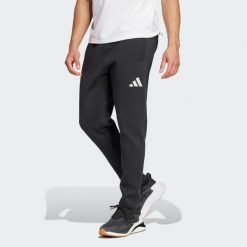 Spodnie Benfica Seasonal Doubleknit. Czarne spodnie dresowe męskie Adidas, bez wzorów, z dresówki. W wyprzedaży za 230.30 zł.