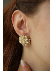 Pierres delicates Pozłacane kolczyki z masą perłową rozmiar: onesize. Białe kolczyki damskie Pierres delicates, z perłą, pozłacane. Za 69.99 zł.