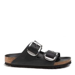 Klapki Birkenstock. Czarne klapki damskie Birkenstock, bez wzorów, bez obcasa. Za 549.99 zł.