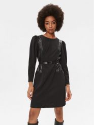 DKNY Sukienka codzienna DD3G1608 Czarny Regular Fit. Czarne sukienki damskie DKNY, na co dzień, bez wzorów, z syntetyku, bez kołnierzyka, bez ramiączek, proste. Za 799.99 zł.