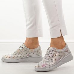 Szare mix ażurowe skórzane półbuty damskie Vinceza 79603. Szare półbuty damskie VINCEZA, w ażurowe wzory, z jeansu, eleganckie, bez obcasa, na płaskiej podeszwie. Za 219.00 zł.