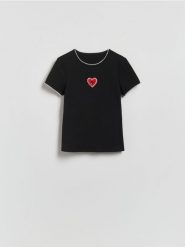 T-shirt z aplikacją serce - czarny. Czarne t-shirty damskie Reserved, l, z aplikacjami, z bawełny, bez kołnierzyka. Za 89.99 zł.