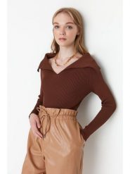 Trendyol Sweter w kolorze brązowym rozmiar: S. Brązowe swetry klasyczne damskie Trendyol, s, bez kołnierzyka. Za 56.99 zł.