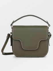 Becksöndergaard Skórzana torebka "Glossy Iris" w kolorze khaki -20 x 16 cm rozmiar: onesize. Brązowe torebki klasyczne damskie Becksöndergaard, bez wzorów, z materiału, bez dodatków. Za 404.10 zł.