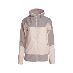 Lekka damska kurtka z kapturem do biegania i trekkingu BENICIA z rękawiczkami So. Czerwone kurtki do biegania damskie IZAS, bez wzorów, z nylonu, z kapturem. Za 286.91 zł.