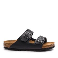 Klapki Birkenstock. Czarne klapki damskie Birkenstock, bez wzorów, bez obcasa. Za 409.99 zł.