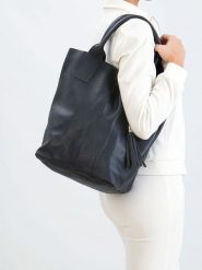 Pia Sassi Skórzany shopper bag "Monte Cimone" w kolorze granatowym - 28 x 35 x 17 cm rozmiar: onesize. Niebieskie shopper bag damskie Pia Sassi, z aplikacjami, z materiału, na ramię, bez dodatków. Za 259.95 zł.