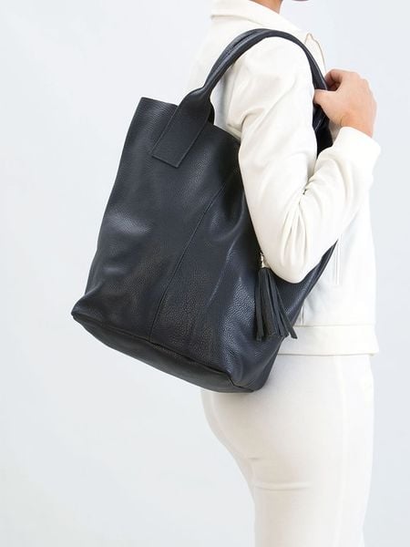 Pia Sassi Skórzany shopper bag "Monte Cimone" w kolorze granatowym - 28 x 35 x 17 cm rozmiar: onesize. Niebieskie shopper bag damskie Pia Sassi, z aplikacjami, z materiału, na ramię, bez dodatków. Za 259.95 zł.