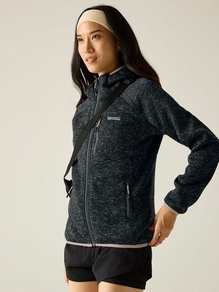 Regatta Kurtka polarowa "Newhill" w kolorze czarnym rozmiar: 38. Czarne kurtki damskie Regatta, bez wzorów, z polaru, bez kaptura. Za 123.82 zł.