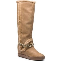 Kozaki GUESS - FLFSH4 ESU11 BISQU. Brązowe kozaki damskie Guess, z futra, przed kolano, bez obcasa. W wyprzedaży za 419.00 zł.